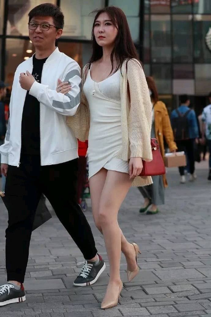 街拍:气质出众俊美的小姐姐,外表上给人很甜美纯洁的感觉!