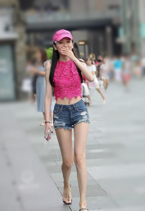  [红色]街拍：小姐姐深粉色的上衣，没有其它颜色的装饰，非常的简约