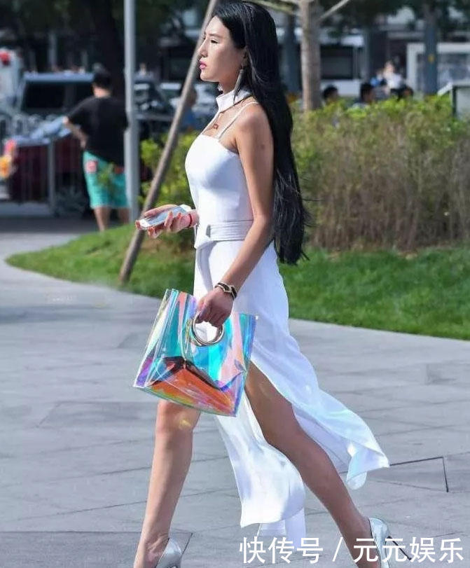 微胖小女人白色开衩裙搭配尖头高跟鞋,显高雅气质魅力