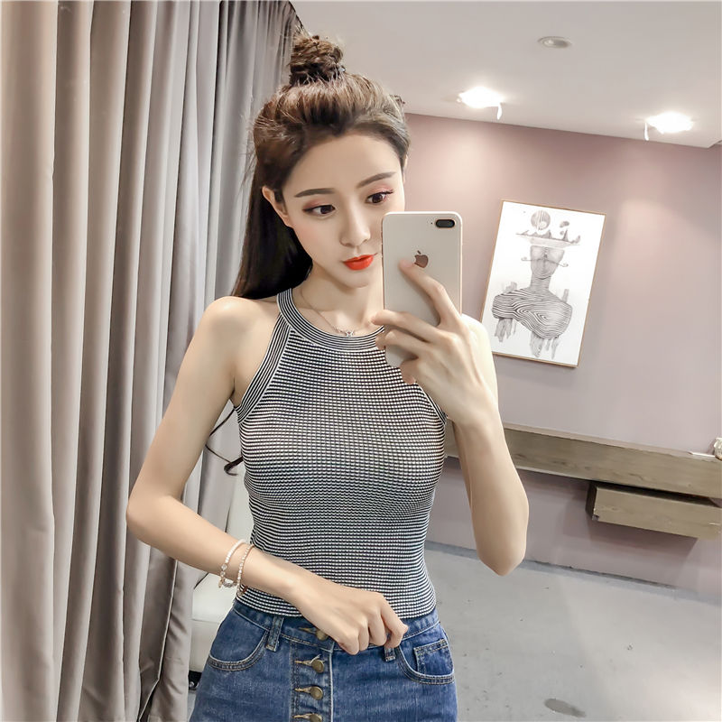 瞧瞧现在的小姑娘，穿的那叫一个美，一件吊带就出街啦