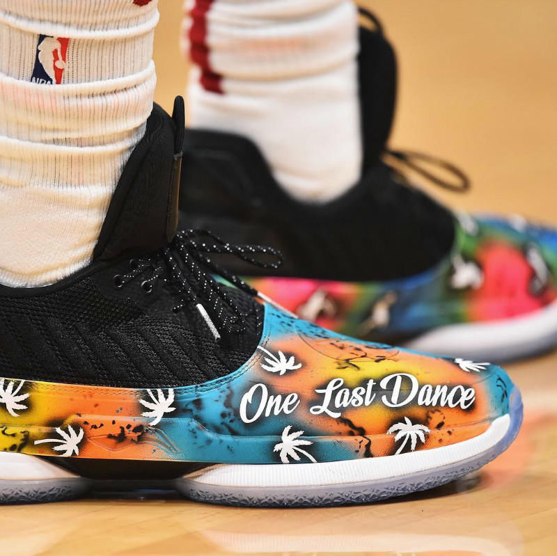 韦德上脚 One Last Dance 定制球鞋!发布感人视频，潸然泪下!