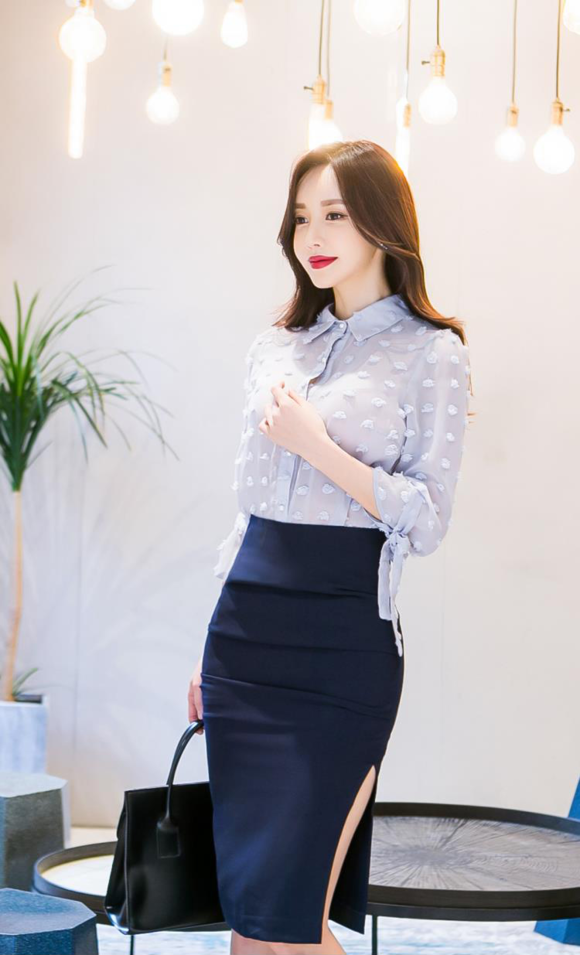 女神孙允珠，彩绘云朵玫瑰雕花透明白衬衫