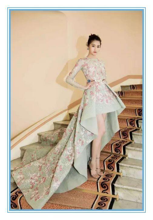 王菲不愧是天后级女神！竟把关晓彤和郑爽的买菜包背出了高级感