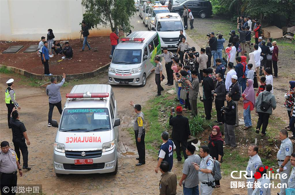 印尼发生旅游大巴侧翻事故 致27人死18人伤(组