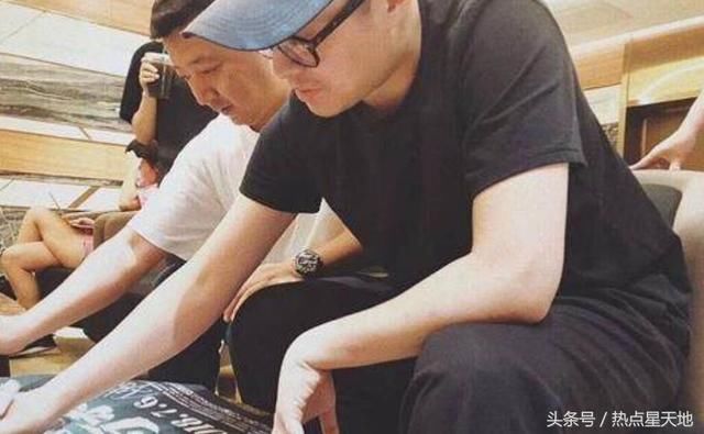 周一围桃花运汪，女星往他身上贴，哺乳期的朱丹来辟谣