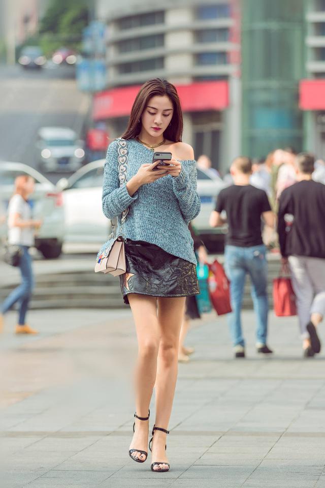 路人街拍：名副其实的带标签的小姐姐，短裤和背心秀出清爽美