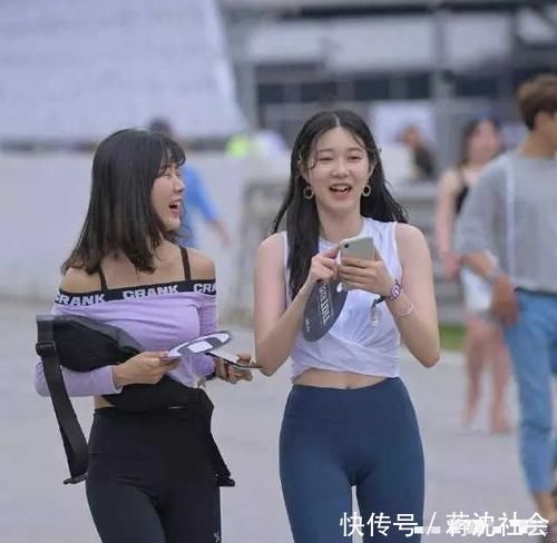 『美女』打底裤的装扮动感有魅力,更显美女的苗条身姿