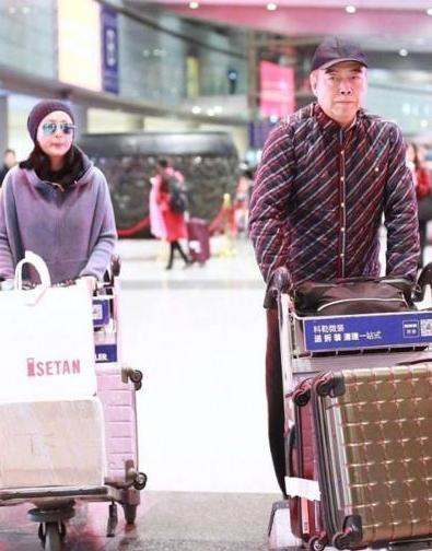 陈红胆真大!50岁了还敢素颜现机场,网友:还不如广场舞大妈呢