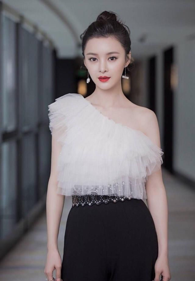 路宝妮爱的执着，《一千零一夜》看了就心疼，气场和范冰冰有的拼