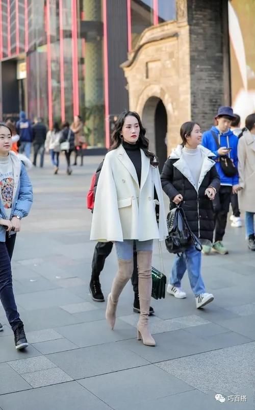 「小姐姐」紧身牛仔裤先别丢,今年流行牛仔+过膝靴,时尚人都在穿