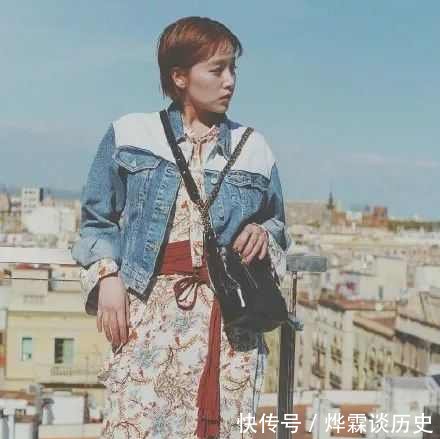  蓝色■紧身的高领毛衣可以说是最佳的单品了