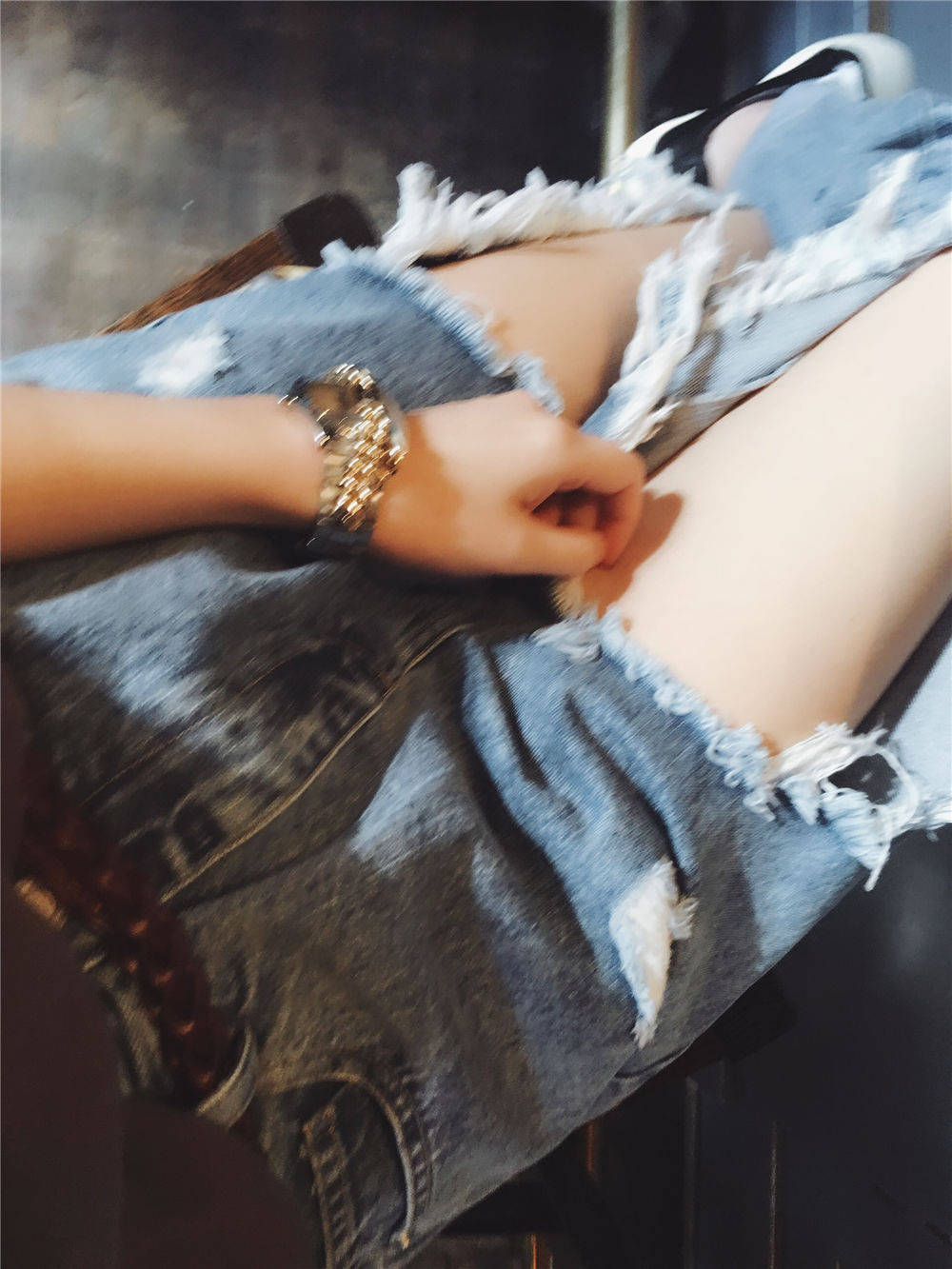 传统的牛仔裤别穿了，现在的小年轻都穿“破的”，时髦又洋气