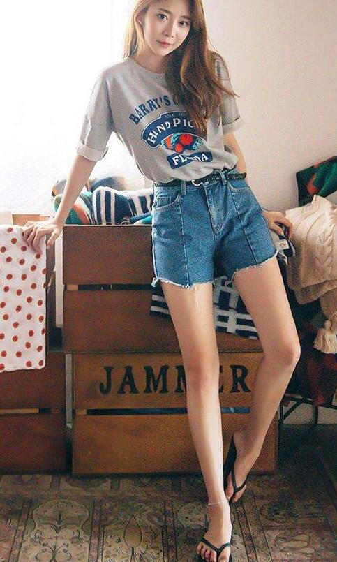 凹凸有致的牛仔短裤裤美女,秀出完美腿型,回头率十足!