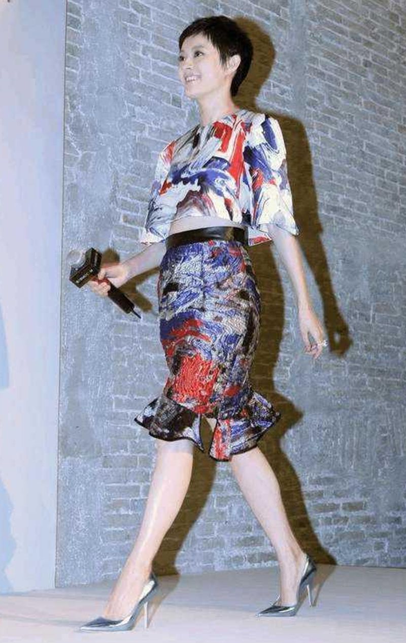 35岁孙俪又作妖，一身裸色连体裤长到裹脚，网友：丑出新高度！