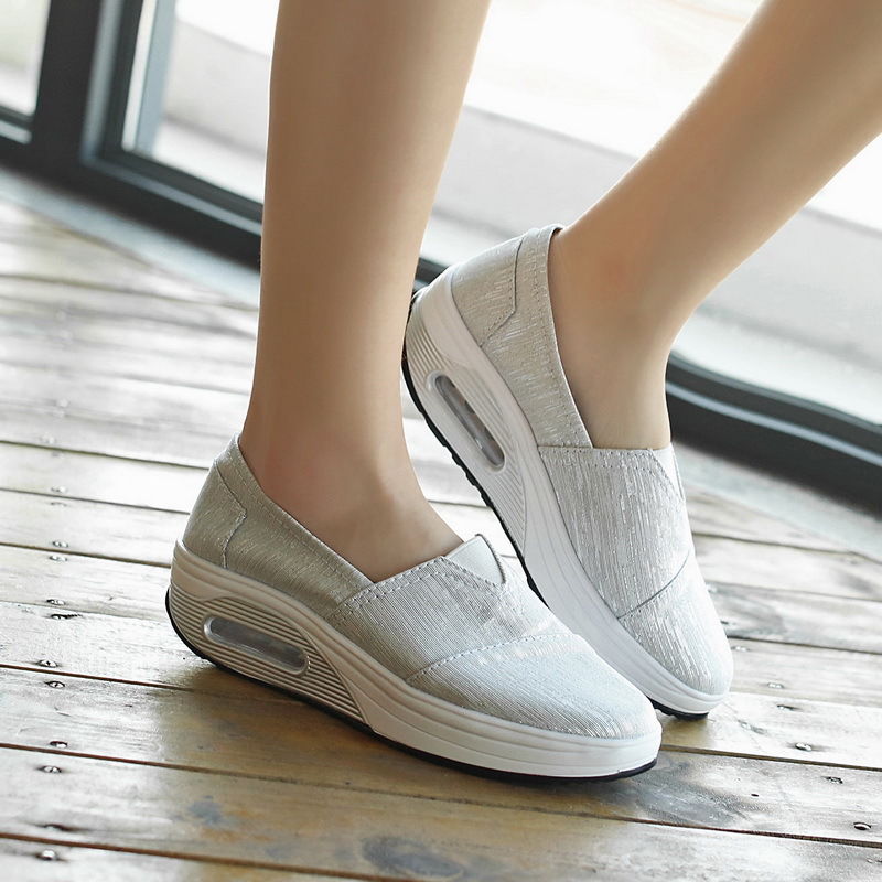 妈妈辈不要再穿高跟鞋了，今夏流行穿这几双，彰显名媛风范又舒适