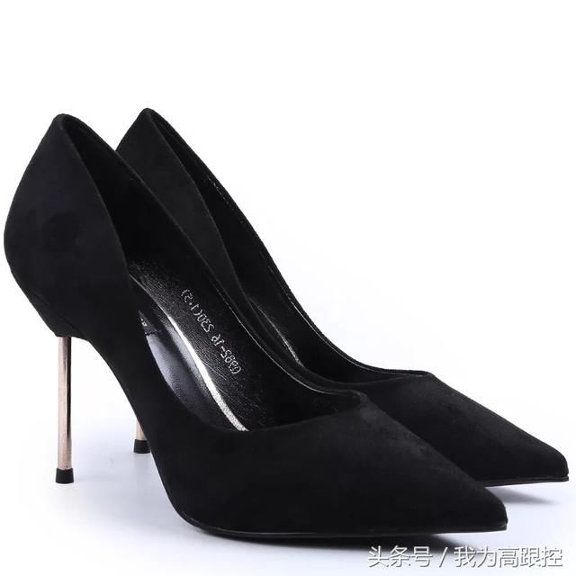 吸管般的小细鞋跟，给人一种岌岌可危的感觉