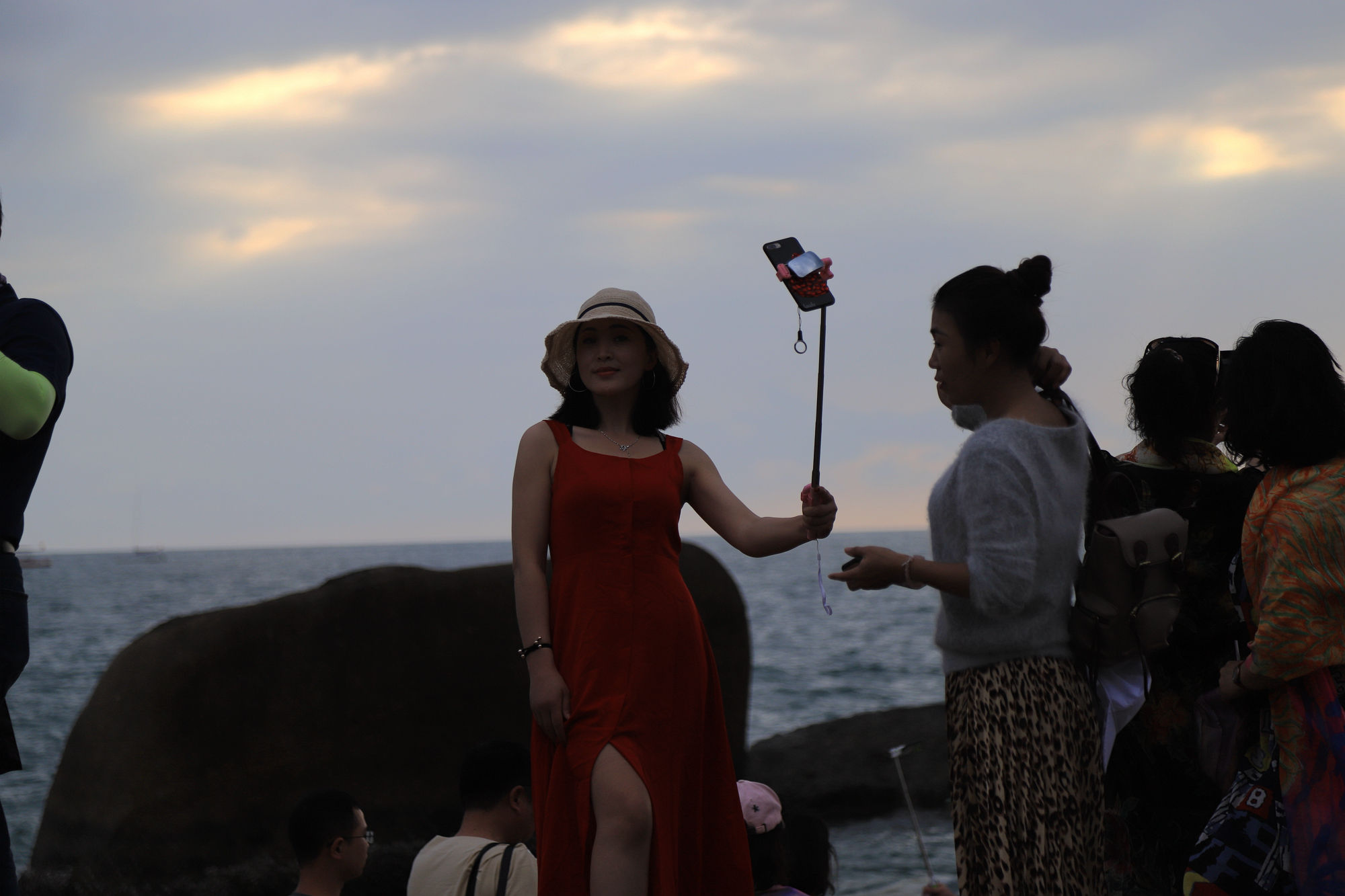 【遇上一座城】请到天涯海角来，一起去看比基尼大长腿的三亚微游