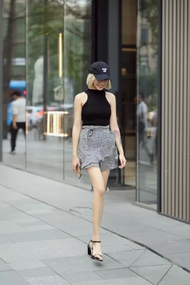 『带着一』美女街拍:女生高跟鞋时尚又美丽,让女性带着温柔的气息