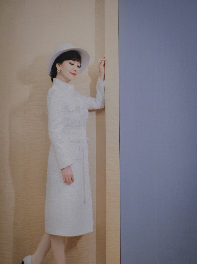  [松弛]“最美白娘子”老了！赵雅芝新剧皱纹太明显，皮肤松弛不敢晒素颜