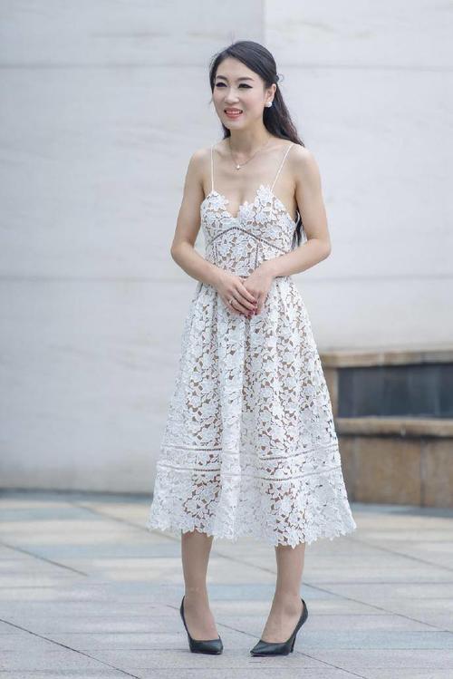 身姿丰腴的吊带装小姐姐显瘦又提臀，风度翩翩，很是吸睛！