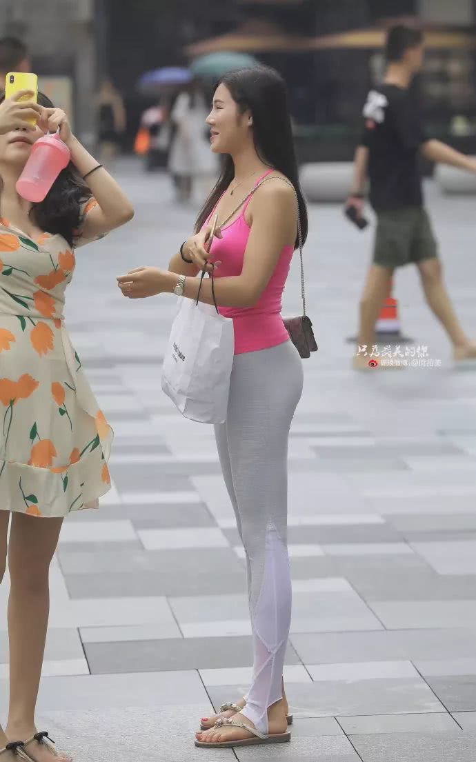 女人的瑜伽裤穿搭不输丝袜美，离女神又更近一步了