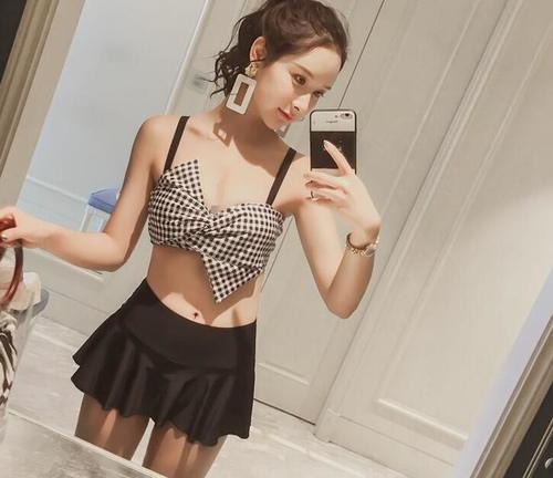 小清新泳衣美女,穿出清纯可爱的形象,让人顿生怜香惜玉之情!