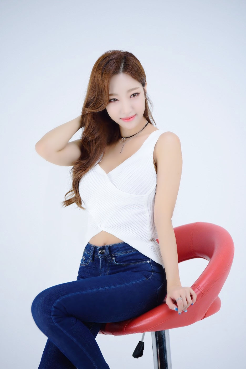 棚拍镜头下一个长发可爱的青春时尚美女