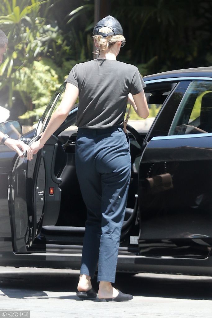 “大表姐”劳伦斯包包敞口不拘小节 素颜单手抱萌宠似路人甲