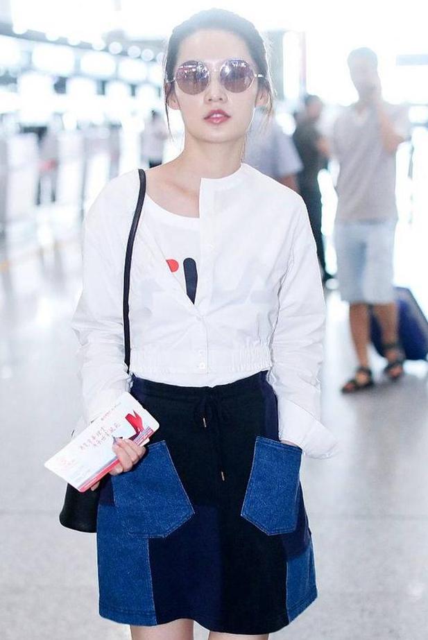 难道李沁不热吗，穿搭两件衬衫现身机场，网友：看了都想出汗了