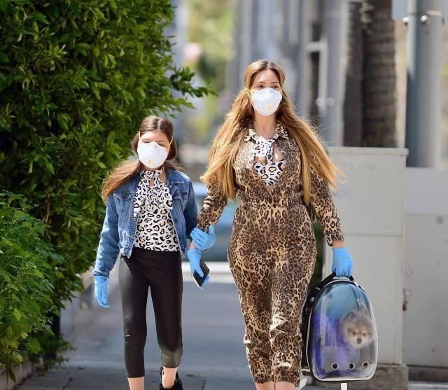  「曲线魅力」法拉·亚伯拉罕和女儿穿亲子装，戴着虎纹口罩，太有野性魅力
