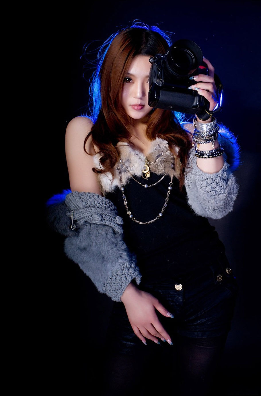 影棚下的现代时尚美女摄影师