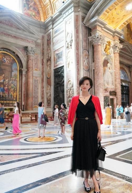  『喜欢』如果你喜欢穿连衣裙，春天就选这几款，穿好了你也是优雅女神