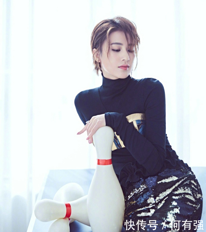 35岁黄圣依厉害了！蓝色牛仔裙上缝裤子，网友：时尚圈的人真难懂