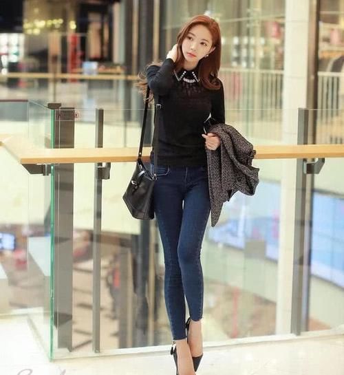 牛仔裤塑造修身显瘦的身材,显得时尚装扮更加靓丽