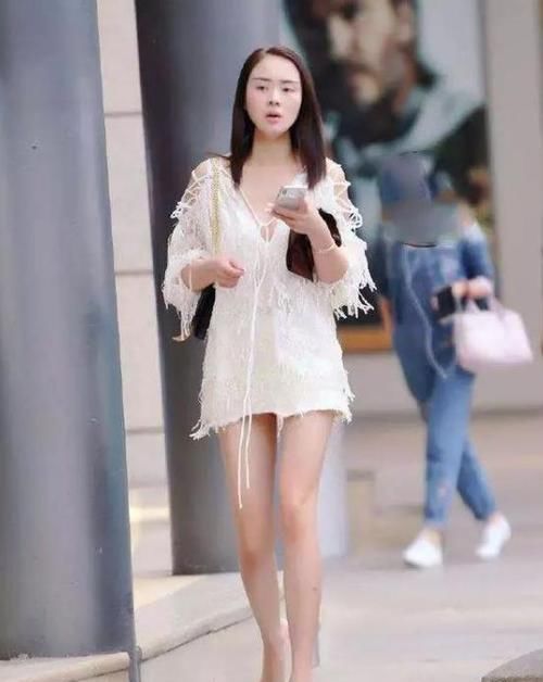  『美女』美女时尚街拍：端丽冠绝的美女，一件灰色上衣配白色短裙，时尚气质风采