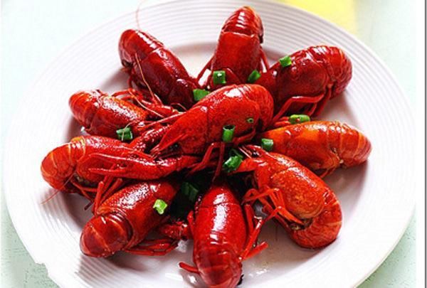 周知:网传用卫生纸制作馒头，网传吃小龙虾身上长出异形均系谣言