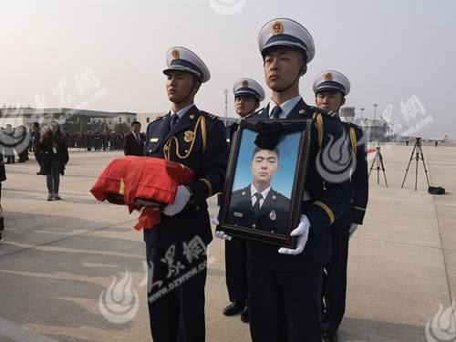 凉山火灾四名临沂籍烈士回家 数万群众沿街自发送英雄