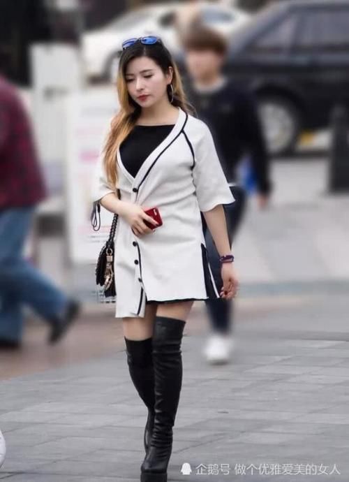  #气质#40岁的女性想要保持魅力，“丝袜＋高跟鞋”少不了，让你气质永驻！