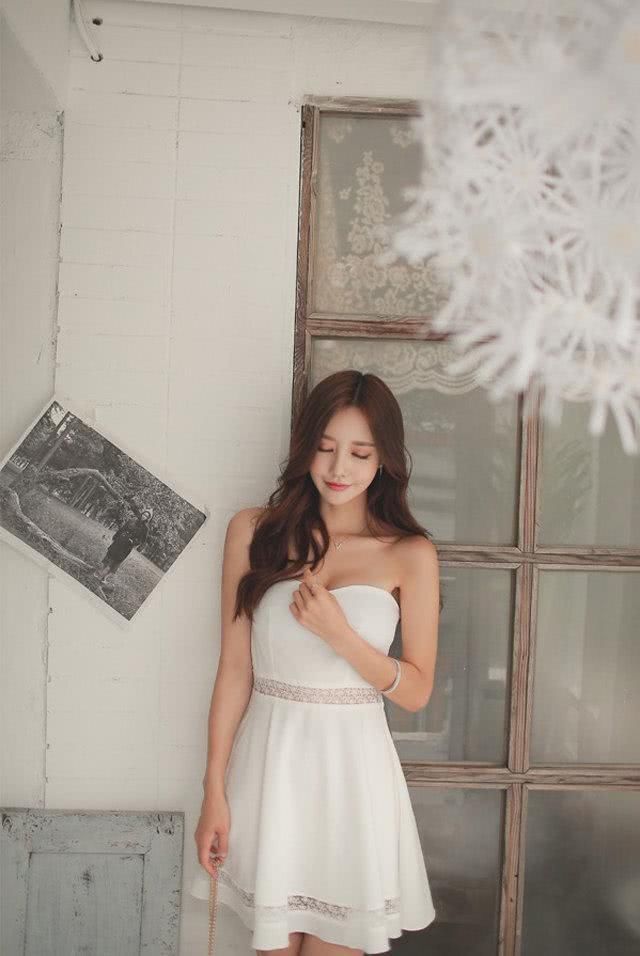 在你的胸前穿上一件空白的连衣裙，时髦而可爱