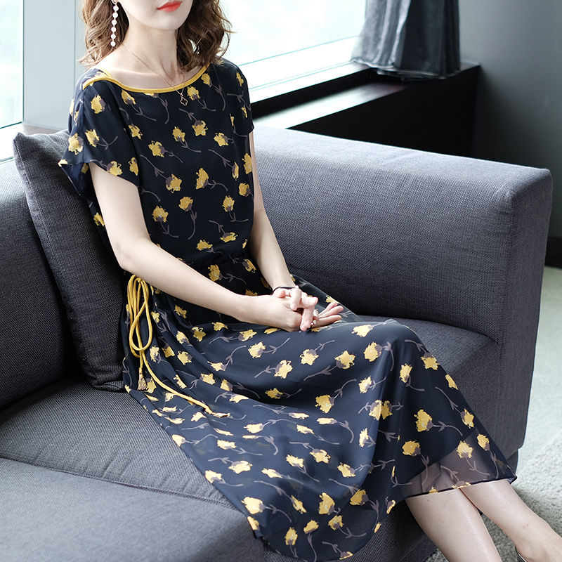 经济允许的四五十岁女人，穿穿显嫩仙女裙啊!美得太不像话了