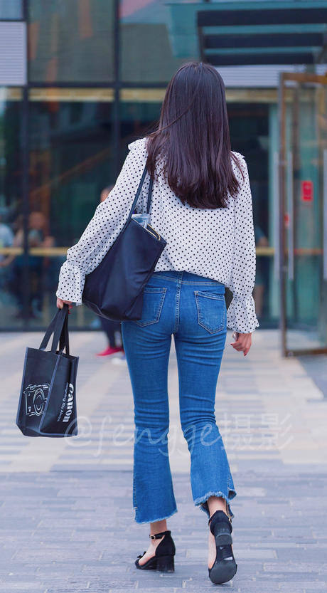 街拍：女生爱穿紧身牛仔裤，其实是看中它的塑身功能