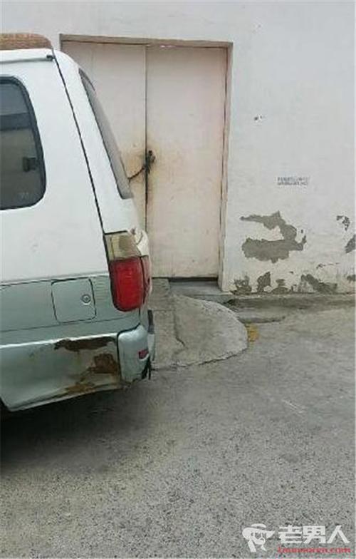 员工脚踩米线照片被曝光 美团官方暂未回应