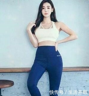  『露脐』时尚街拍，灰色的露脐紧身T恤衫，走路自带气质，养眼又好看