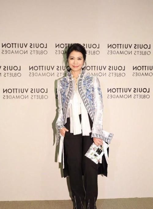  『格子』美女简单的卫衣配上格子半身裙，时尚感爆棚
