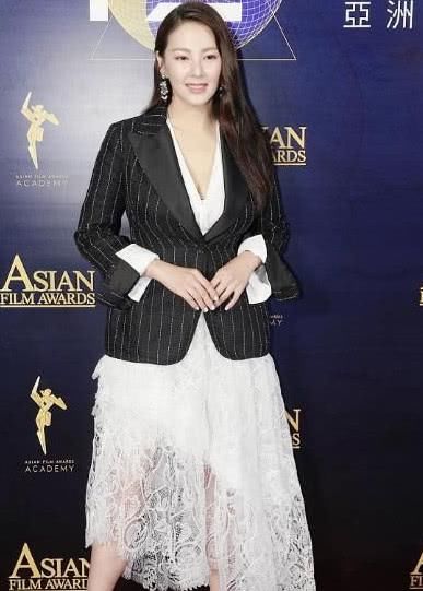 网友曝光某女星黑历史：初中毕业装白富美，骗孕傍大14岁富豪