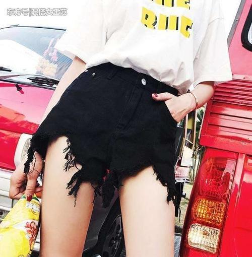 花式秀美腿? 破洞牛仔短裤让你的大腿白里透红再透粉