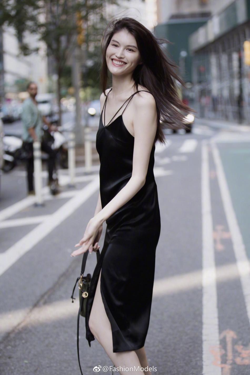 何穗现身纽约面试维密秀 吊带高衩裙显高挑