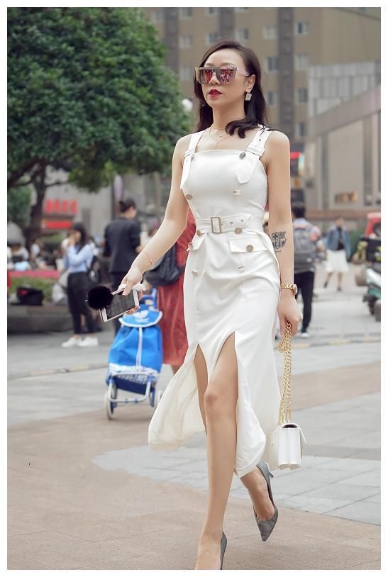 街拍：图四穿开叉裙上阵，“女王”般的气场，吸引他人眼光！