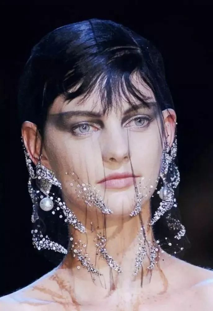 不谈衣服，时尚圈用哪些道具打造性感大片?