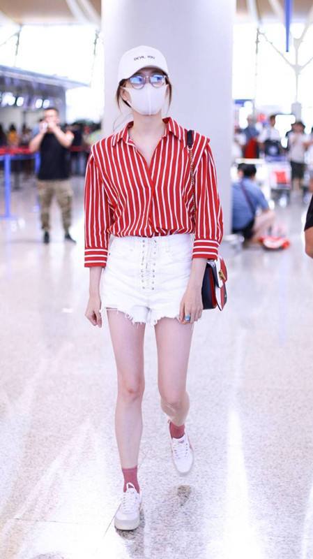 看了31岁江疏影穿短裤，再看看28岁谭松韵，网友：一个比一个嫩